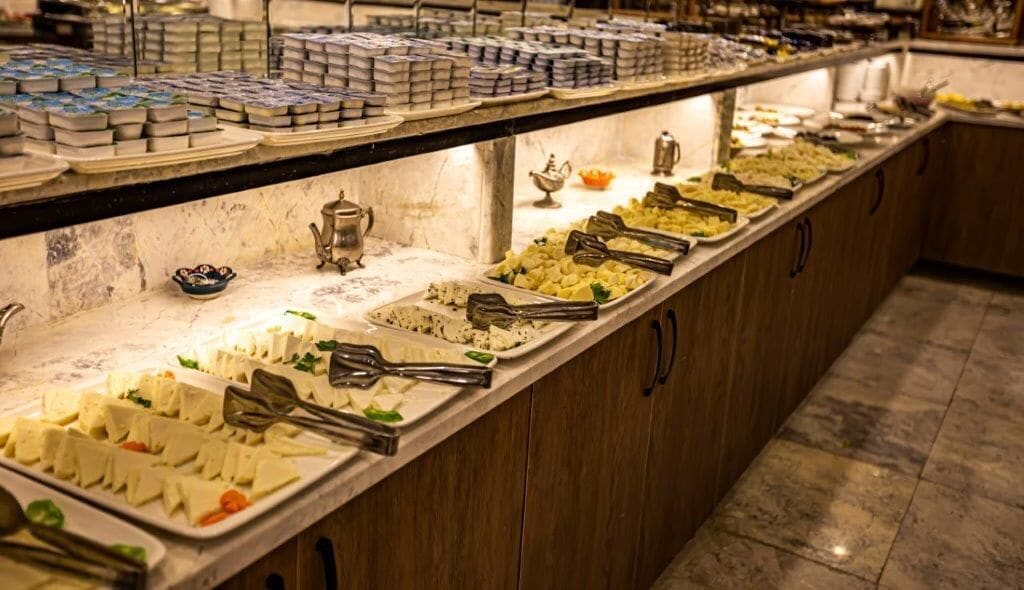 Ein reichhaltiges Buffet mit verschiedenen Speisen und Beilagen.