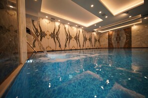 屋内プール、営業時間 正午 ～ 22:00、サンラウンジャー