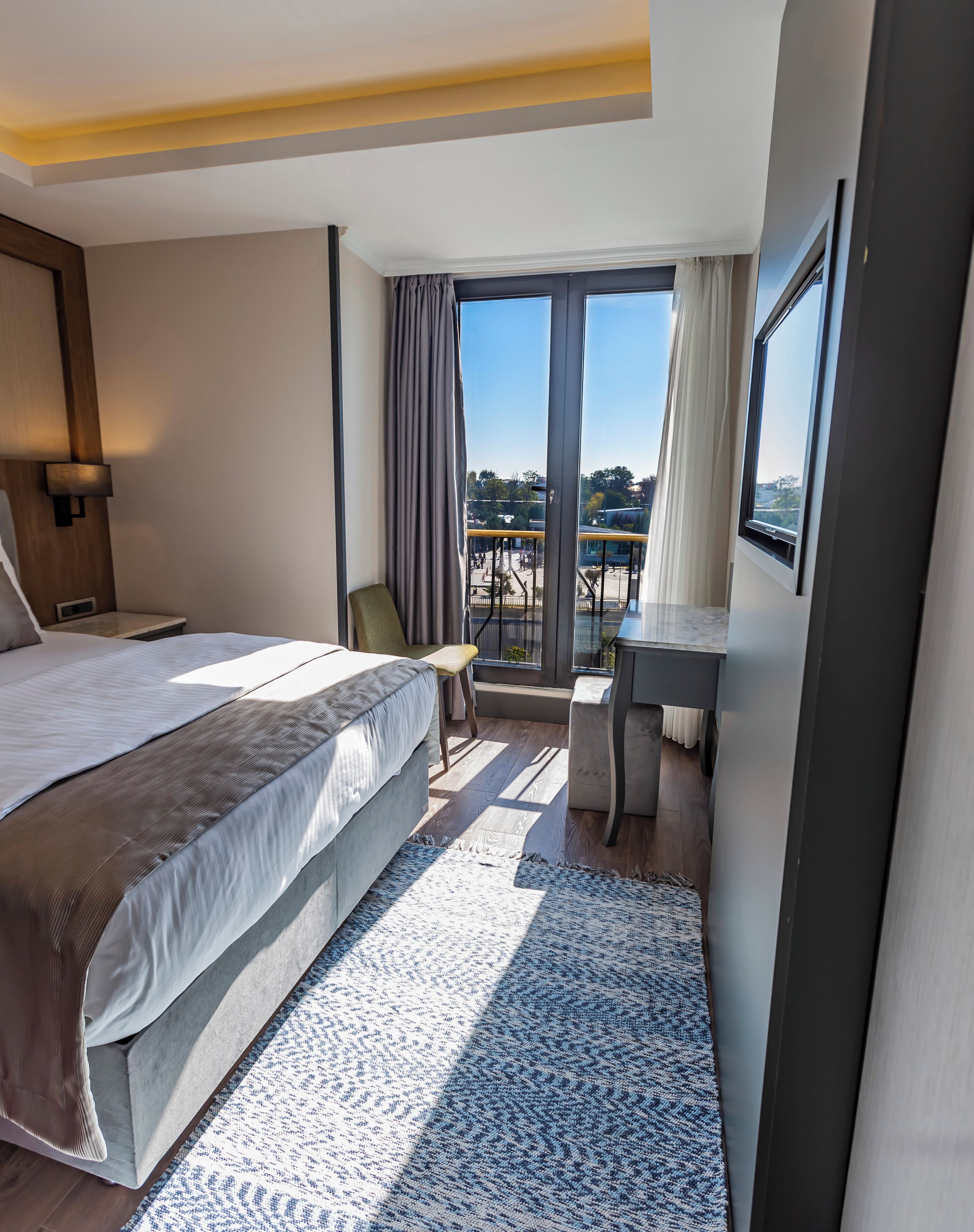 Minibar, coffres-forts dans les chambres, bureau