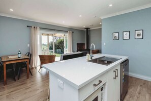 Fridge, oven, dishwasher, coffee/tea maker