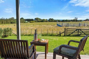Outdoor dining - Tranquil Cottage Near Tataraimaka Beach (New Plymouth)