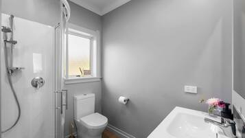 Dusche, Haartrockner, Handtücher, Seife