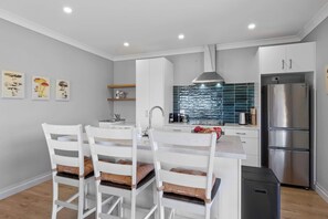 Fridge, oven, dishwasher, coffee/tea maker