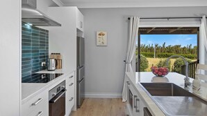 Private kitchen - Tranquil Cottage Near Tataraimaka Beach (New Plymouth)