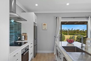 Fridge, oven, dishwasher, coffee/tea maker - Tranquil Cottage Near Tataraimaka Beach (New Plymouth)