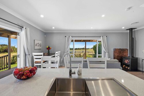 Weld Cottage: Tranquil Beach Retreat