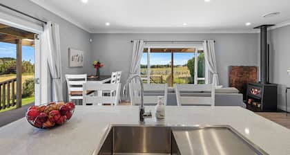 Weld Cottage: Tranquil Beach Retreat