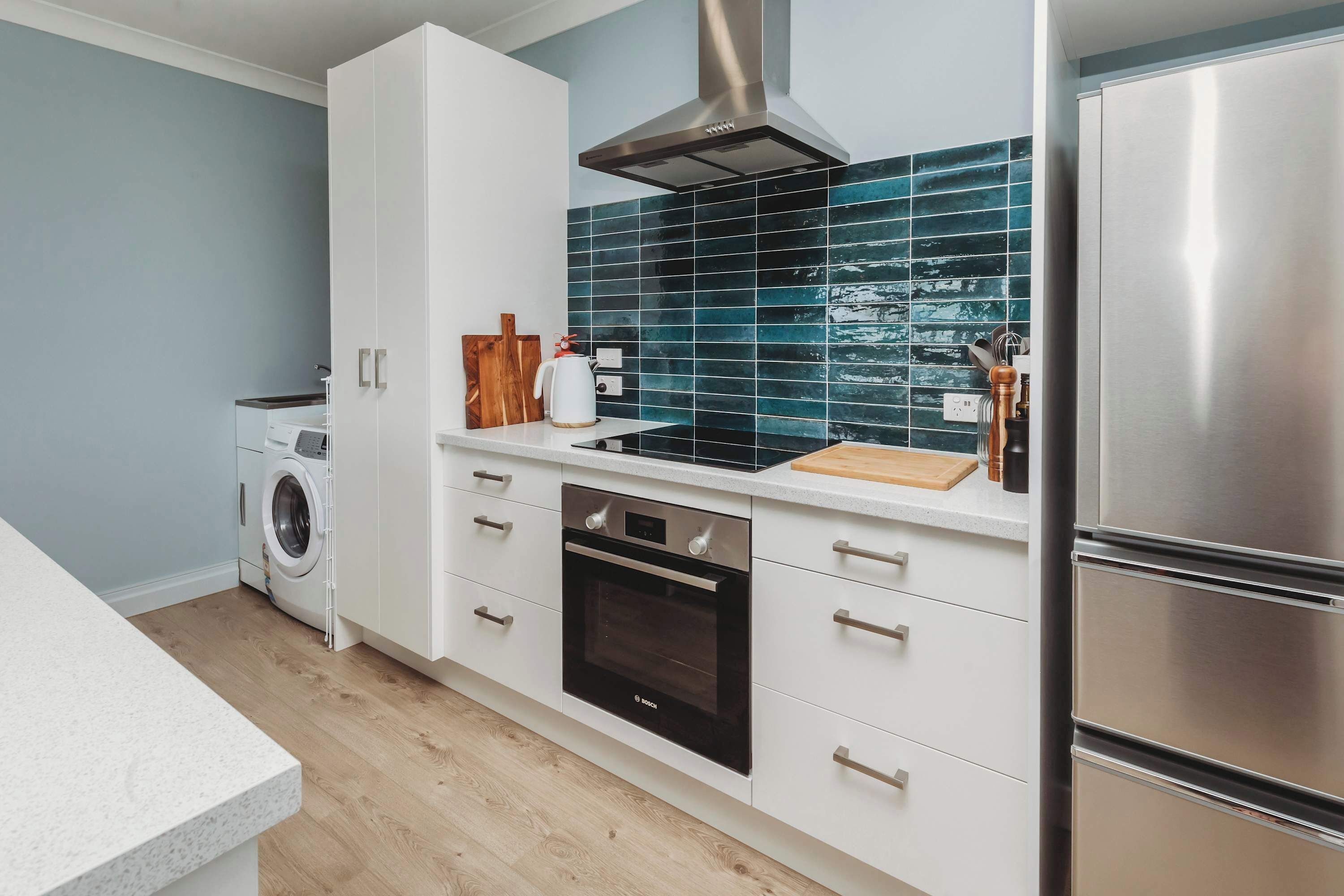 Réfrigérateur, four, lave-vaisselle, cafetière/bouilloire