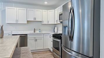 Frigorífico, microondas, horno y placa de cocina