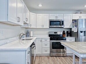 Refrigerador, microondas, horno y parrilla de estufa 