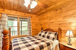 1 bedroom, WiFi, bed sheets - Charming Murphy Cabin w/ Porch - Near Hiking! (Murphy)