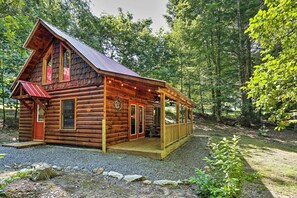 Exterior - Charming Murphy Cabin w/ Porch - Near Hiking! (Murphy)