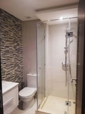 Douche, serviettes fournies, savon, papier toilette