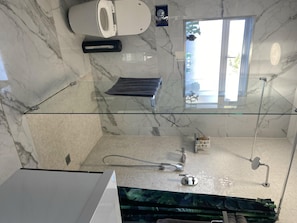 Separate bathtub and shower, deep-soaking bathtub, hair dryer, towels - Diamond Off Kloof Street (Cape Town)