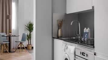 Comfy Studio | Cocina privada | Frigorífico, microondas, horno y placa de cocina