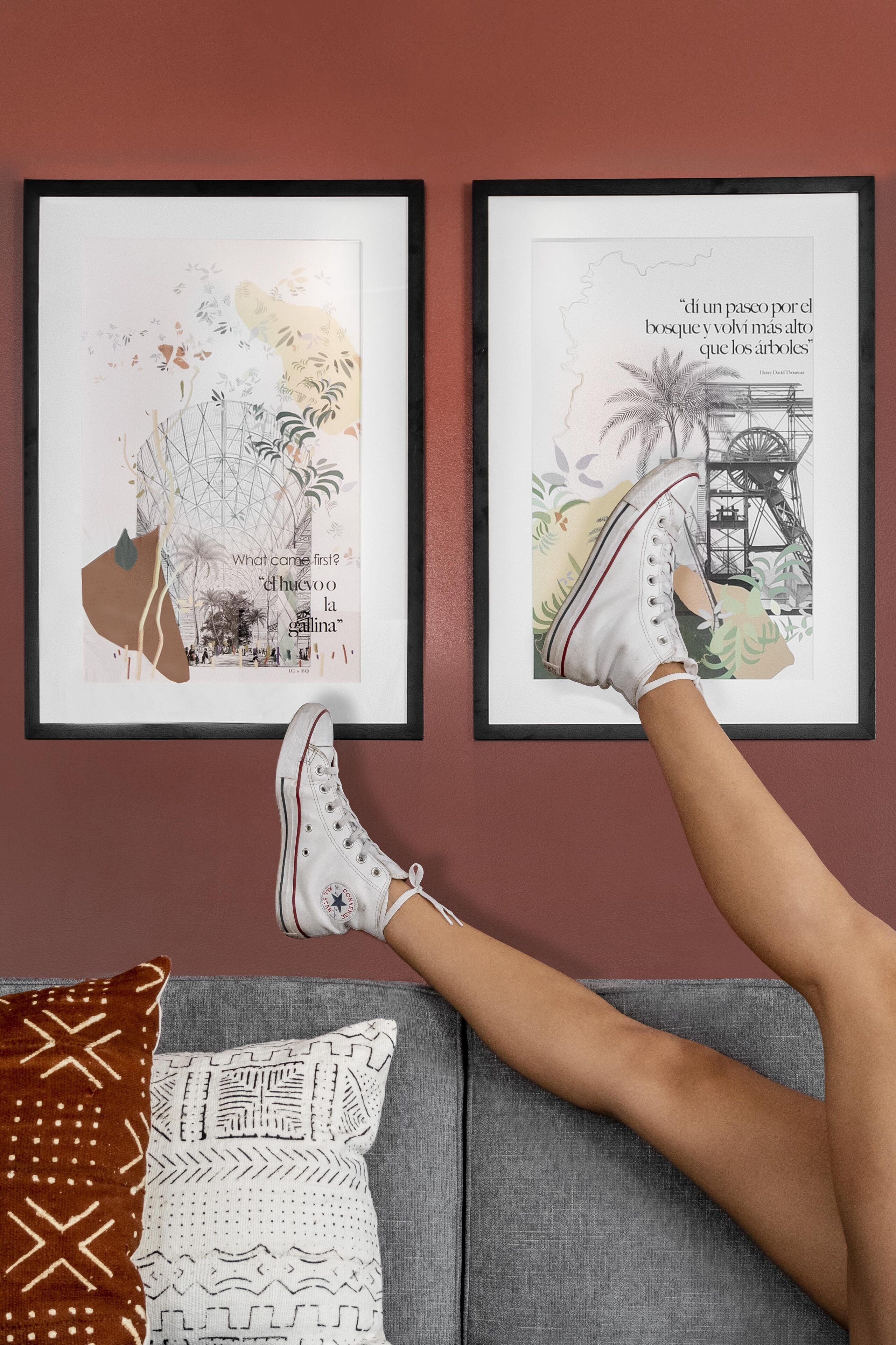 Ein gerahmtes Kunstwerk an einer Wand, ein Paar weiße Sneakers und ein graues Sofa mit gemusterten Kissen.