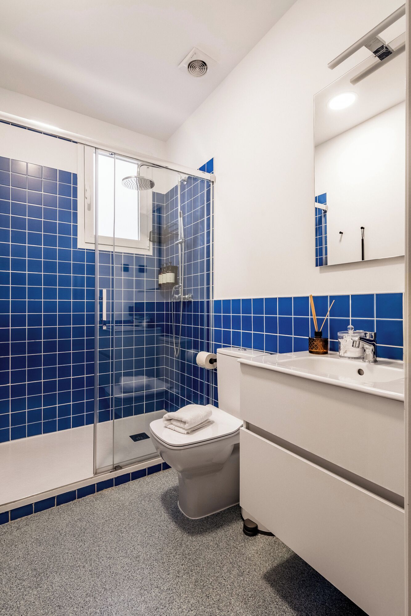 Roomy Family Apartment | 2 Bedrooms | Baño | Regadera, amenidades de baño ecológicas, secadora de cabello, toallas 