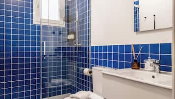 Roomy Family Apartment | 2 Bedrooms | Baño | Regadera, amenidades de baño ecológicas, secadora de cabello, toallas