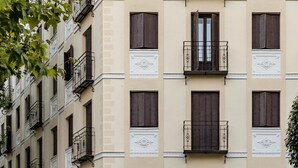 A multi-story building with uniform window shutters and balconies. - Bob W Madrid Atocha (Madrid)