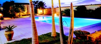 Luxurious villa with swimming pool