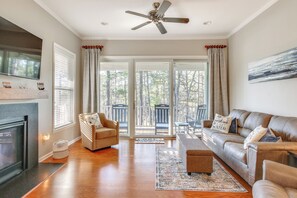 TV, fireplace - Lakefront McCormick Gem: Deck & Golf Course Views (McCormick)