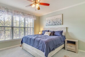 2 bedrooms, desk, iron/ironing board, WiFi - Lakefront McCormick Gem: Deck & Golf Course Views (McCormick)