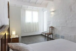 4 bedrooms, desk, iron/ironing board, travel crib