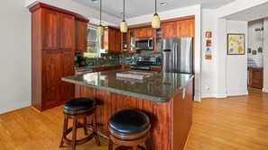 Kylskåp, mikrovågsugn, ugn och spishäll