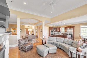 Living room - Spacious Home With 4 Master Suites In Quiet Community 4 Bedroom Home by Redawning (Carthage)