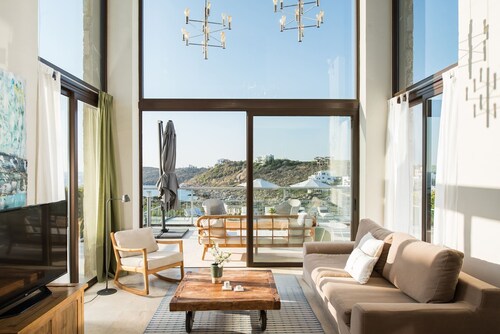 Exceptional villa with pool on the seafront