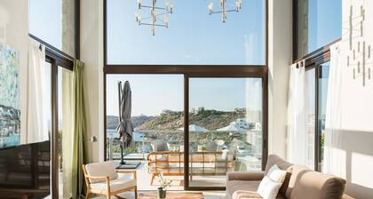 Exceptional villa with pool on the seafront