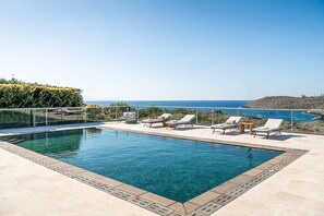 Outdoor pool - Exceptional villa with pool on the seafront (Akrotiri)