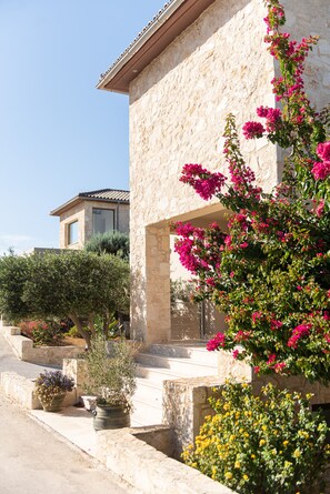 Property grounds - Exceptional villa with pool on the seafront (Akrotiri)