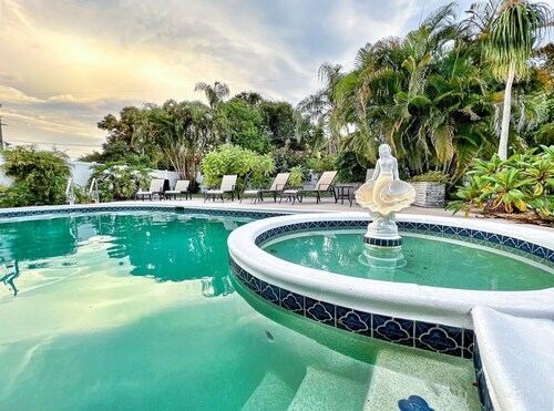 Fun Getaway in the Sun Private Saltwater Pool Yard