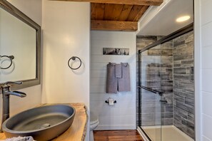 Ensemble baignoire-douche, séchoir à cheveux, serviettes fournies, savon