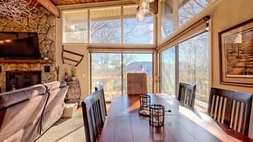 Älytelevisio, takka, pöytätennispöytä, kirjoja