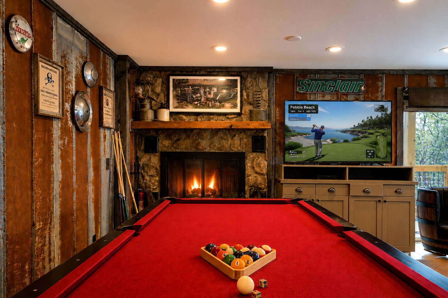 Une table de billard recouverte d’un drap de feutre rouge, entourée d’un mur en bois rustique orné de divers objets encadrés et agrémentée d’une cheminée.