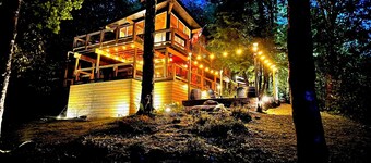 Moonshine Ridge • Hot Tub, Mtn Views & Game Room, Fire Pit, Pizza Oven 