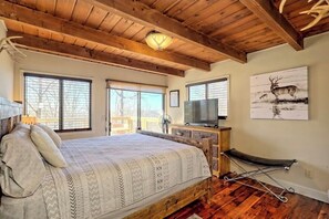 3 bedrooms, desk, iron/ironing board, travel cot