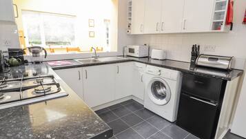 Frigorífico, hervidor eléctrico, tostadora y utensilios de cocina