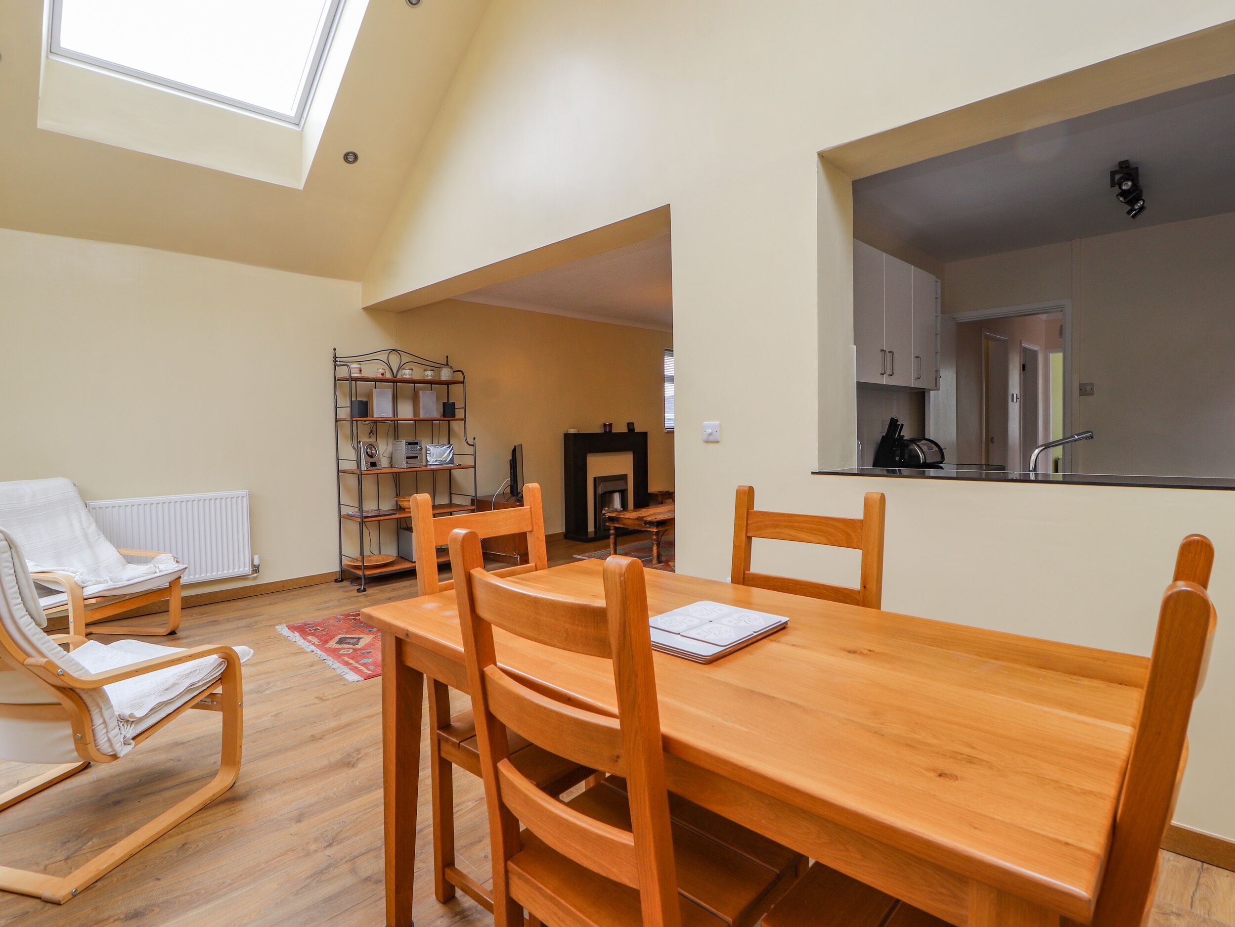 Peti sejuk, cerek elektrik, pembakar roti 