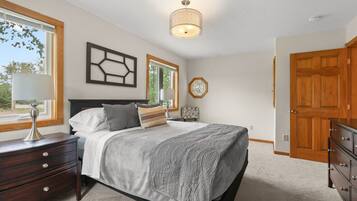 4 bedrooms, desk, iron/ironing board, travel crib