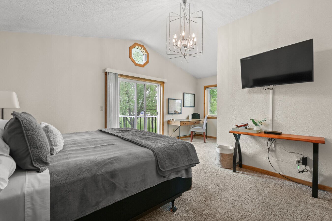 3 bedrooms, desk, iron/ironing board, travel crib