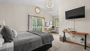 3 bedrooms, desk, iron/ironing board, travel crib