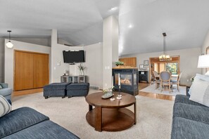 Télévision, cheminée, baby-foot