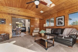 Télévision, cheminée, baby-foot