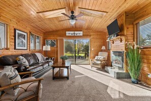 Télévision, cheminée, baby-foot