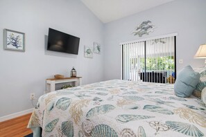 3 habitaciones, escritorio y tabla de planchar con plancha 