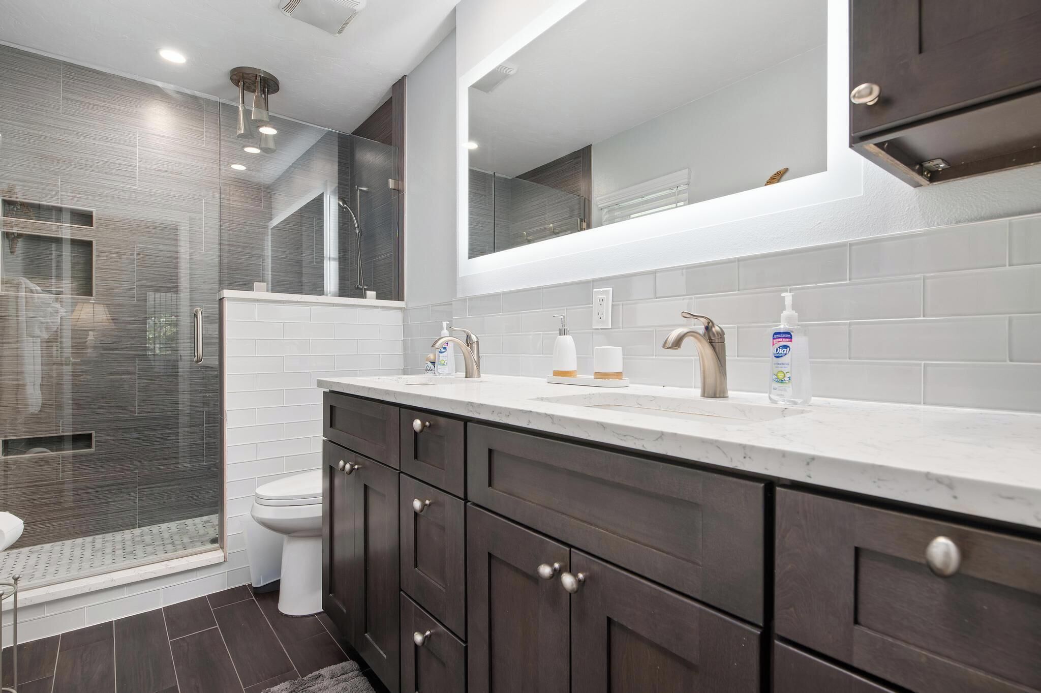 Combined shower/bathtub, hair dryer, towels