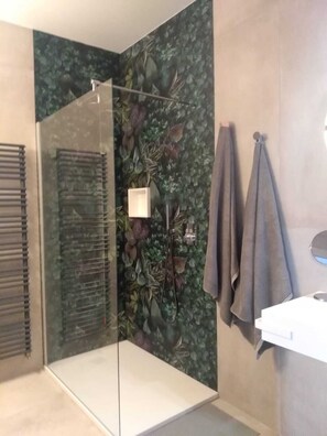 Dusch, hårtork, bidé och handdukar